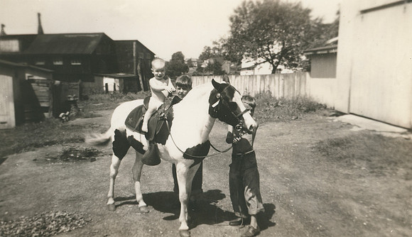 Ryer Family (?) - October 1947 (3)
